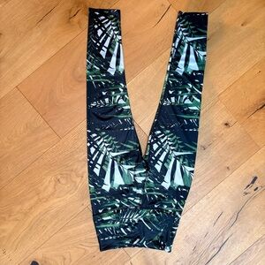 Beyond Yoga Green & Black Tropical Print Leggings